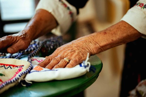 Quelles maisons de vacances en Bretagne offrent des cours de broderie traditionnelle?